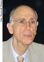 "A sociedade, finalmente, começou a pressionar no sentido da reforma política", comemora Maciel