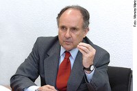 Cristovam Buarque defende escola igual para ricos e pobres e diz que falta interesse à classe política para melhorar educação