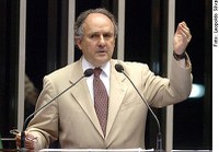 Cristovam defende piso salarial nacional para professores