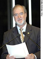 Azeredo pede investimentos em telefonia celular no interior do país