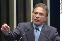 Alvaro Dias saúda deputado equatoriano