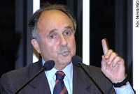 Cristovam diz que o Brasil se acostumou a comemorar dados "insignificantes"