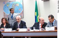 Stephanes diz que não há crise no setor leiteiro