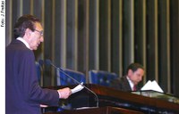 Lobão pede que Estado cumpra dever de educar jovens