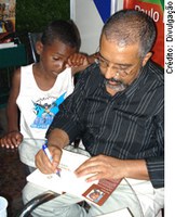 Paim lança livro em feira de Porto Alegre