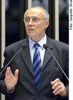 Suplicy pede esclarecimentos sobre artigo da Constituição que trata da concessão de rádio e TV a parlamentar