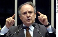 Cristovam: classe política é "uma fábrica" de regimes autoritários