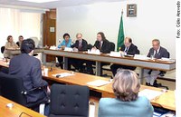 Senadores e representantes de emissoras de rádio divergem quanto à continuidade da Voz do Brasil