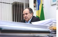Cristovam: Brasil deve julgar militares e civis acusados por crimes da ditadura