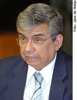 Garibaldi manda investigar se "grampo" partiu do Senado