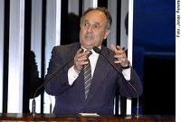 Cristovam lamenta a falta de propostas dos candidatos, que "apenas fazem o que recomendam os marqueteiros"