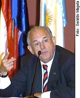 Estratégias de defesa e desenvolvimento devem estar ligadas, diz Jobim ao Parlamento do Mercosul