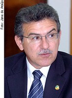 Para Nery, crise mostra que "sistema baseado na especulação tem alicerces de barro"