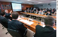 Marco regulatório da aviação civil precisa ser atualizado, diz Delcídio Amaral em seminário