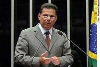 Perillo diz que Brasil precisa diminuir juros e gastos públicos para enfrentar a crise financeira mundial