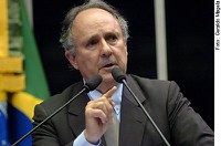 Cristovam: Governos salvam bancos, mas não investem em educação