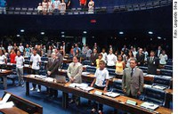 Professores e crianças recebem homenagem em sessão especial do Senado