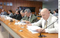 Após acidente envolvendo filho de embaixador, CRE pede informações sobre imunidade de diplomatas