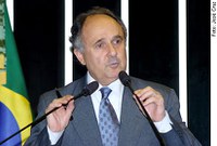 Cristovam Buarque defende mudança de mentalidade para enfrentar a crise