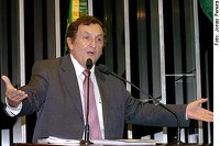 Mão Santa sugere exemplo de Getúlio Vargas para "aloprados" e defende o Senado