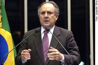 Cristovam conclama Congresso e sociedade a defenderem piso salarial dos professores