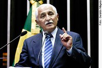 População deve atuar no controle da dengue, diz Augusto Botelho
