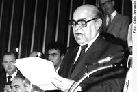 Políticos de vários partidos reverenciam legado de Tancredo