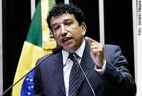 Senado vai discutir adoção de crianças haitianas, diz Magno Malta