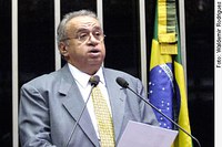 Heráclito homenageia padre Pedro Balzi, que desenvolveu trabalho social em Teresina