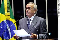 Cícero Lucena cobra fornecimento de uniforme escolar aos alunos da rede pública de ensino