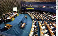 Senadores exaltam papel das mulheres e homenageiam esposas e mães