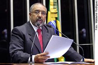 Brasil precisa manter política de crescimento, adverte Paim