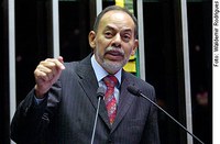 Inácio Arruda considera justo dividir 'royalties' do pré-sal com todos os estados