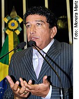 Magno Malta anuncia audiência pública com cônsul do Haiti sobre adoção de crianças haitianas