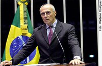 Suplicy homenageia cartunista Glauco Villas Boas, assassinado no fim de semana