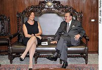 Sarney recebe visita da atriz Elizabeth Savala