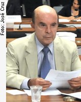 CCJ aprova criação de lei específica para publicidade governamental