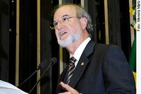 Eduardo Azeredo critica política externa do governo Lula