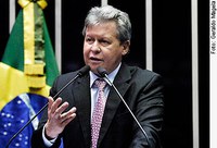 Tesoureiro do PT deveria ser afastado temporariamente do cargo, diz Arthur Virgílio