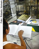 Senado entrega livros em braile e audiolivros a instituições do Tocantins