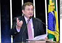 Mão Santa elogia empresa do setor de importações do Piauí