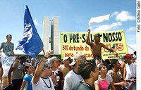 Estudantes defendem recursos do pré-sal para educação em manifestação no Congresso