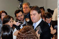 Gim vai perguntar a Paulo Bernardo sobre 'a melhor saída' para o salário mínimo