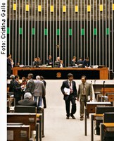 Votação de créditos foi adiada, mas 13 vetos presidenciais foram lidos