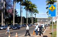 Gesto com braço pode ser sinal para travessia em faixas de pedestres de todo o país