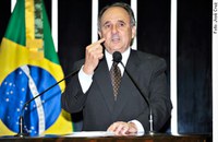 Só educação pode transformar Brasil em nação, diz Cristovam