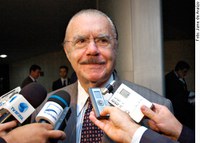 Legislativo acompanhará política de corte de gastos do governo, diz Sarney