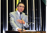 Petrônio Portella foi essencial na democratização do Brasil, diz Lobão