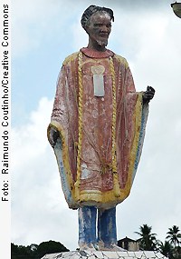 [Estátua de Arthur Bispo do Rosário, em Japaratuba (SE), sua cidade natal. Foto de Raimundo Coutinho.]
