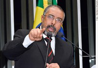 Paim defende concessão de benefícios para trabalhadores